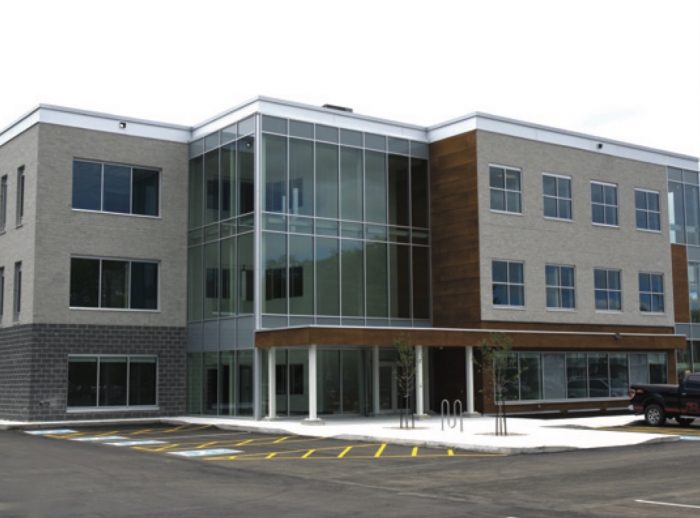 Le Centre régional de santé et toxicomanie est un nouvel édifice de trois étages conçu pour les besoins. De grandes fenêtres favorisent l'éclairage naturel.