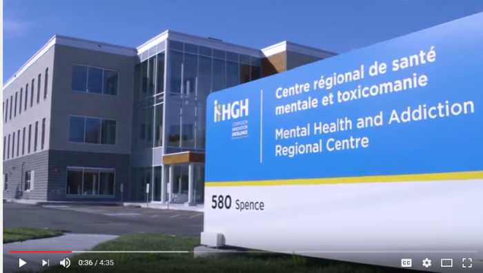 Le Centre régional de santé mentale est un édifice de trois étages construits pour répondre aux besoins spécifiques des clients.